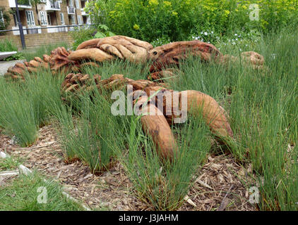 In legno intagliato dragon per artista Morganico in Vauxhall Pleasure Gardens, Londra Foto Stock