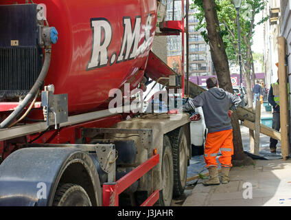 Ready Mix Concrete che viene erogata al seminterrato scavo sotto casa in Barnsbury, Islington, Londra Foto Stock