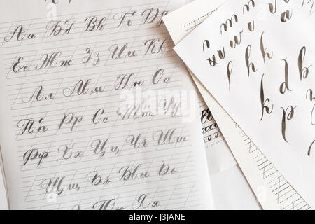 Disegnato a mano la calligrafia latina di brush script. calligraphical lettere dell'alfabeto inglese. vista dall'alto. La calligrafia moderna. Lettere dell'alfabeto wr Foto Stock