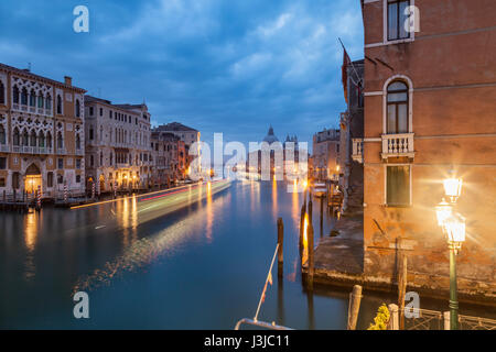 Alba sul Canal Grande a Venezia. Chiesa di Santa Maria della Salute, telai in distanza. Foto Stock