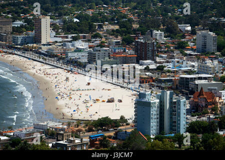 Piriapolis la città e la spiaggia in Uruguay Costa, Maldonado provincia, Uruguay. Vista dal Cerro San Antonio Hill, mattina Foto Stock