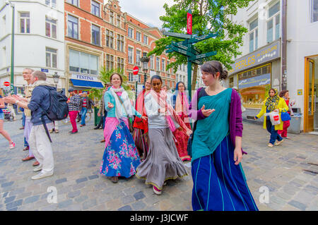 Bruxelles, Belgio - 11 August, 2015: Hare Krishna artisti di strada in ballo nel centro citta'. Foto Stock