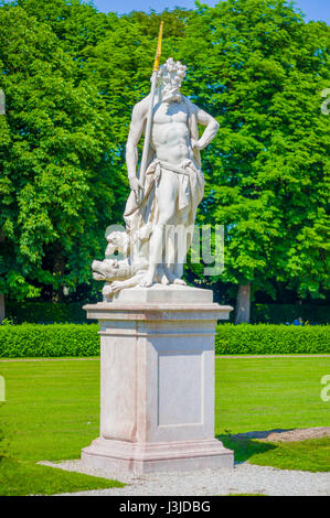 Castello di Nymphenburg, Germania - 30 Luglio 2015: Neptun scultura, re dei mari, la bella giornata di sole, verde erba e arbusti nei giardini del palazzo. Foto Stock