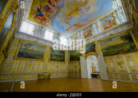 Schleissheim, Germania - 30 Luglio 2015: all'interno di edificio principale, camere con dipinti di incredibile, decorazioni, dettagli e ornamenti in Europa vera Foto Stock