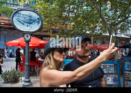 Turisti in Piazza della Costituzione o Plaza Matriz, città vecchia di Montevideo, Uruguay. Foto Stock