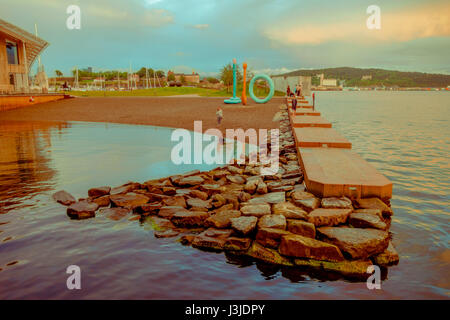 OSLO, Norvegia - 8 July, 2015: City Beach con muro di pietra creazione di Nizza cove per nuotatori a Tjuvholmen. Foto Stock