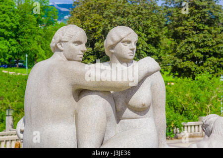 OSLO, Norvegia - 8 July, 2015: scultura di pietra che mostra la donna e uomo sedere affacciati come parte del Vigelandsparken sculture. Foto Stock