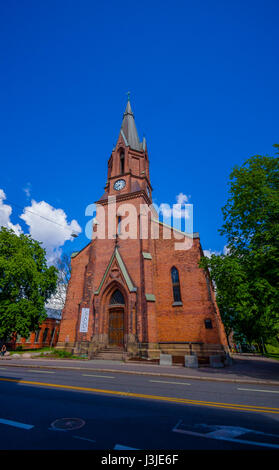 OSLO, Norvegia - 8 July, 2015: mattone architettura europea Jakob Chiesa trova in Hausmannsgate su una bella giornata d'estate.. Foto Stock