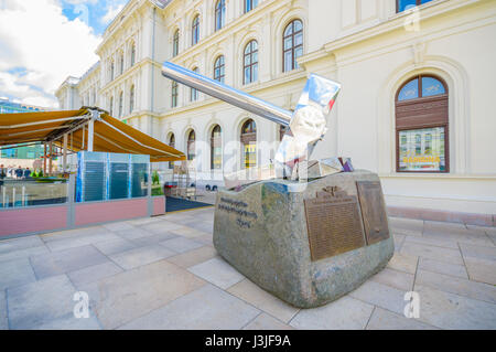 OSLO, Norvegia - 8 July, 2015: Monumento sulla stazione centrale in memoria di quei dipendenti che hanno dato la loro vita durante la prima guerra mondiale 2. Foto Stock