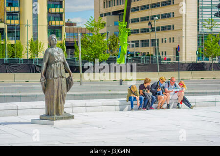 OSLO, Norvegia - 8 July, 2015: bella statua mostra Kirsten Flagstad situato nella parte anteriore del punto di riferimento opera house. Foto Stock