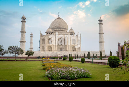 Taj Mahal - un sito patrimonio mondiale dell'UNESCO a Agra India a sunrise. Un mausoleo di marmo costruita sulle rive del fiume Yamuna dall'imperatore Shah Jahan. Foto Stock