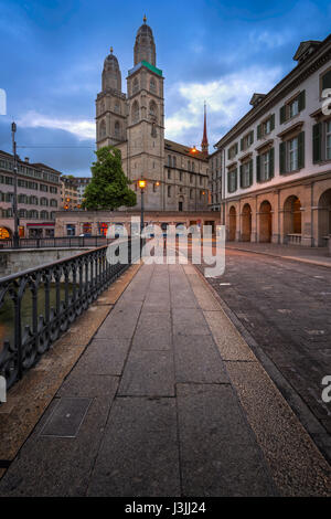 Grossmunster Chiesa al mattino, Zurigo, Svizzera Foto Stock