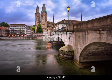 Grossmunster Chiesa e Limmat la mattina, Zurigo, Svizzera Foto Stock