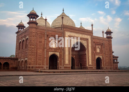 Taj Mahal ingresso ovest gate - un Indiano Mughal struttura architettonica costruita su tre lati del monumento come un gateway per il Taj Mahal. Foto Stock