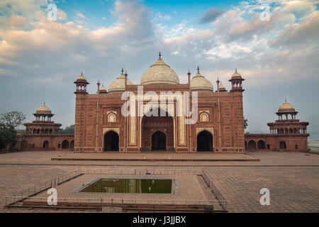 Taj Mahal ingresso ovest gate - un Indiano Mughal struttura architettonica costruita su tre lati del monumento come un gateway per il Taj Mahal. Foto Stock