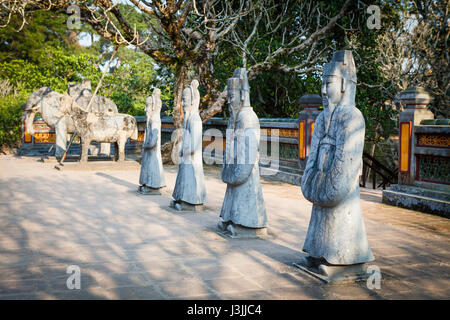 Figure di guerriero, Tu Duc tomba Pagoda, Vietnam Foto Stock