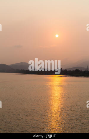 Vista da Thien Mu Pagoda al tramonto sul Fiume Perfume Foto Stock