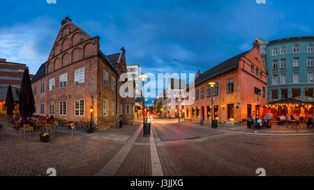 OSLO, Norvegia - 12 giugno 2014: Christiania Torv in serata. Il re Cristiano IV decise di ricostruire la città dopo un incendio nel 1624. Egli ha ricordato a questo sp Foto Stock