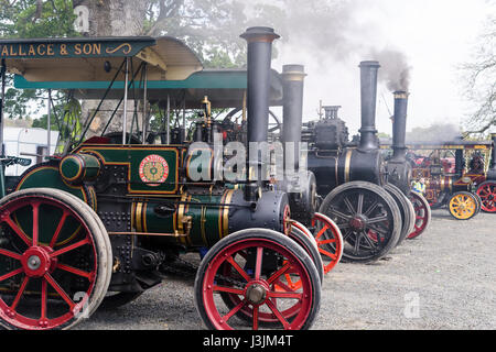 Il fumo proviene da camini da partite di motori di trazione ad una fiera a vapore Foto Stock