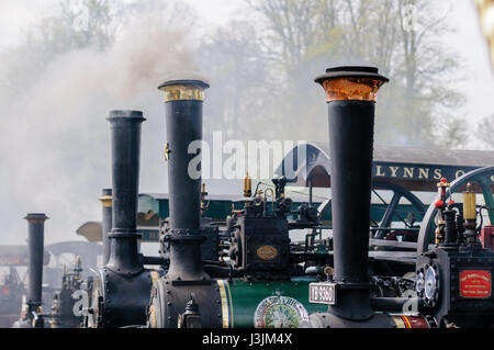 Il fumo proviene da camini da partite di motori di trazione ad una fiera a vapore Foto Stock