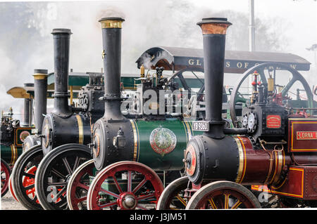 Il fumo proviene da camini da partite di motori di trazione ad una fiera a vapore Foto Stock