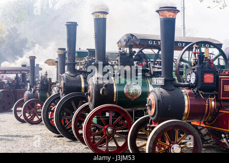 Il fumo proviene da camini da partite di motori di trazione ad una fiera a vapore Foto Stock