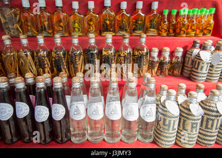 Un lao lao whiskey Shop in Laos Laos Divieto di villaggio Xabg Hay presso il fiume Mekong nella città di Luang Prabang nel nord del Laos in Southeastasia. Foto Stock