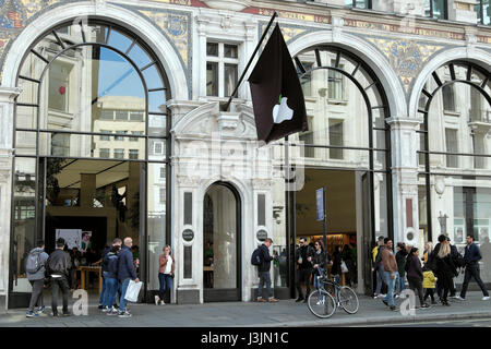 Vista esterna DI PERSONE AL DI FUORI DELLA REGENTS STREET APPLE STORE DI MAYFAIR, West London UK WC1B KATHY DEWITT Foto Stock