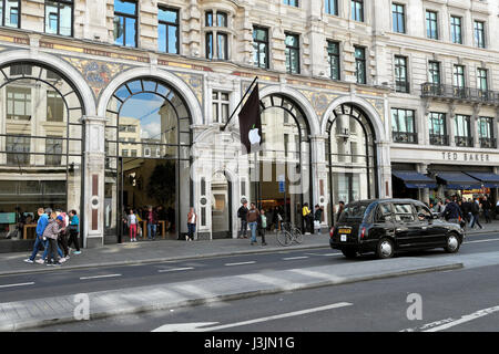 Vista esterna DI PERSONE AL DI FUORI DELLA REGENTS STREET APPLE STORE DI MAYFAIR, West London UK WC1B KATHY DEWITT Foto Stock