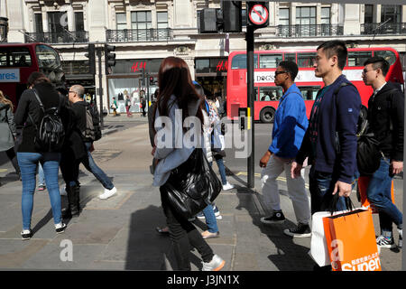 I pedoni e gli amanti dello shopping a piedi lungo Regent Street con red double-decker bus nella primavera 2017, West London W1B, UK KATHY DEWITT Foto Stock