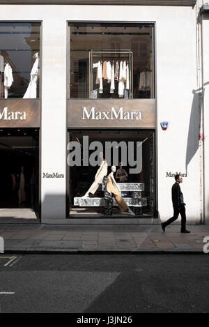 Vista esterna dei manichini nella finestra di MaxMara Old Bond Street store in London W1 KATHY DEWITT Foto Stock