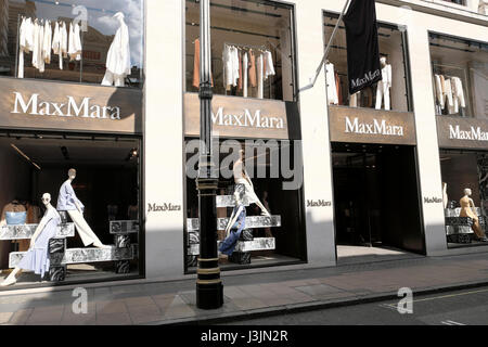 Vista esterna dei manichini nella finestra di MaxMara Old Bond Street store in London W1 KATHY DEWITT Foto Stock