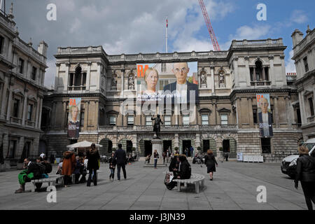 Royal Academy 'America dopo la caduta' exhibition annuncio pubblicitario con artista concedere iconici di legno dipinto 'Gotico americano' Londra UK 2017 KATHY DEWITT Foto Stock