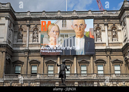 Royal Academy poster "America dopo la caduta' sulla facciata esterna dell'edificio in Piccadilly Londra UK Aprile 2017 KATHY DEWITT Foto Stock