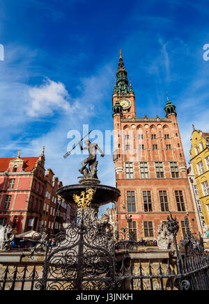 La Polonia, voivodato di Pomerania, Gdansk, Città Vecchia, la Fontana di Nettuno e il Municipio Foto Stock