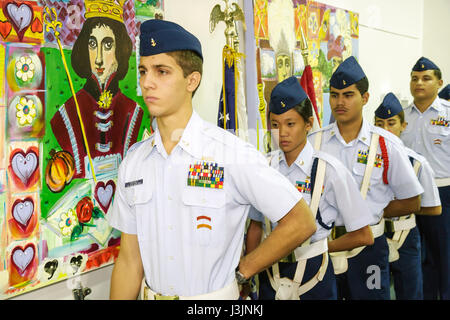 Miami Florida,Virginia Key,MAST Academy,Green Schools Initiative,annuncio studenti US Coast Guard JROTC,ispanica etnia ragazze asiatiche,f Foto Stock