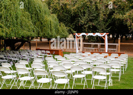 I matrimoni di sedie e poltrone cerimonia Foto Stock