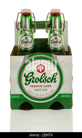 Winneconne, WI - 28 Aprile 2017: un pacchetto di Grolsch premium lager birra con flip top isolato su un background. Foto Stock