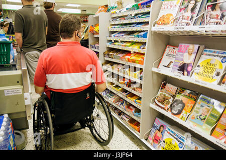 Miami Beach Florida,Publix Grocery Store,alimentari,supermercato,cibo,checkout line,cassiere,uomo uomini maschio,sedia a rotelle,accessibilità,handicap,disabili,disa Foto Stock