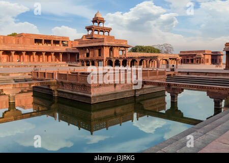 Historic Fatehpur Sikri agra - arenaria rossa e architettura di Mughal struttura il anup talao. un sito patrimonio mondiale dell'UNESCO. Foto Stock