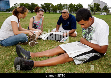 Miami Florida,Bicentennial Park,Miami Herald,giornale,Herald Hunt,spavenger,Solve,indizi,puzzle,gioco,famiglia famiglie genitori figli bambini,adu Foto Stock