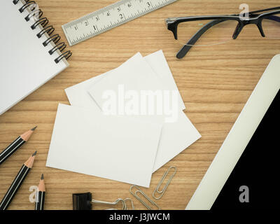 Blank business cards con fermo ,computer laptop sulla scrivania. vista dall'alto Foto Stock