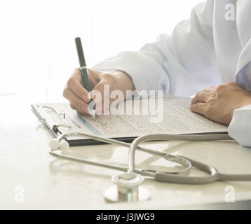 Close-up di medico prendendo appunti su ospedale Foto Stock