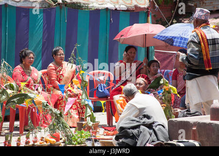 Un rituale religioso nel Kumbeshwar Mahadev Mandir, Patan o Lalitpur Kathmandu in Nepal Foto Stock