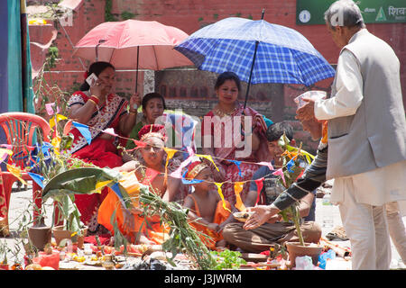 Un rituale religioso nel Kumbeshwar Mahadev Mandir, Patan o Lalitpur Kathmandu in Nepal Foto Stock