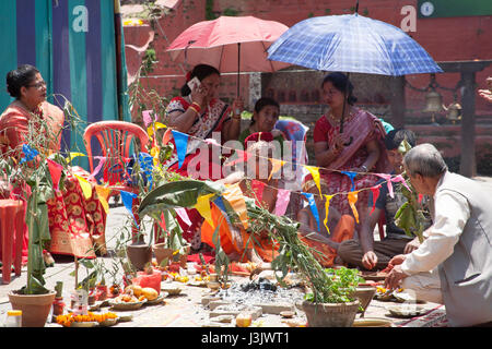 Un rituale religioso nel Kumbeshwar Mahadev Mandir, Patan o Lalitpur Kathmandu in Nepal Foto Stock