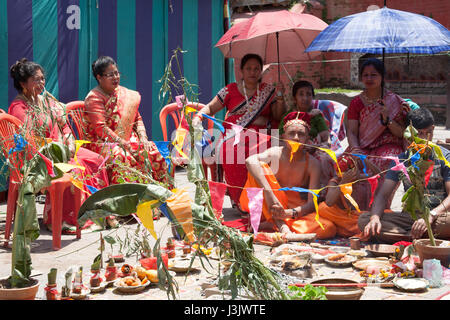 Un rituale religioso nel Kumbeshwar Mahadev Mandir, Patan o Lalitpur Kathmandu in Nepal Foto Stock