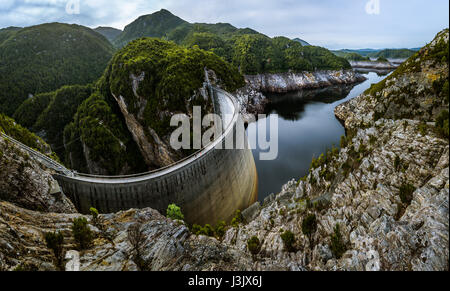 198m e 140m alto Gordon Dam nel sud-ovest della Tasmania Foto Stock
