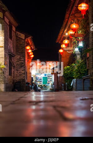HUZHOU, Cina - 2 Maggio 2017: Huang Yao città antica strada di Zhaoping county, provincia di Guangxi. Vista notturna di cinese tradizionale architettura cittadina w Foto Stock