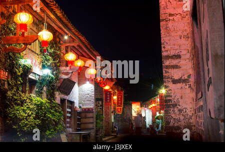 HUZHOU, Cina - 2 Maggio 2017: Huang Yao città antica strada di Zhaoping county, provincia di Guangxi. Vista notturna di cinese tradizionale architettura cittadina w Foto Stock